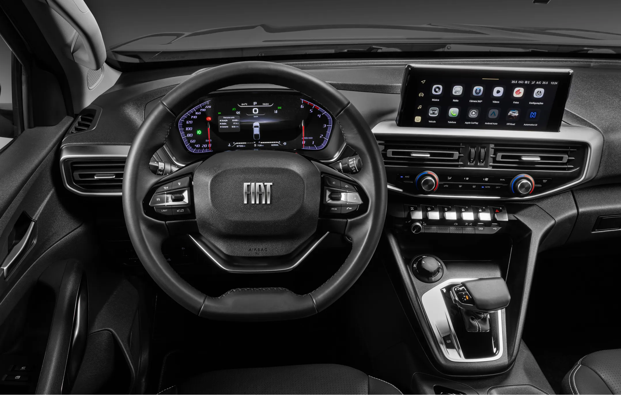 Interior de Fiat Titano com destaque para central multimídia de 10 polegadas, na tela de navegação do aplicativo Waze.