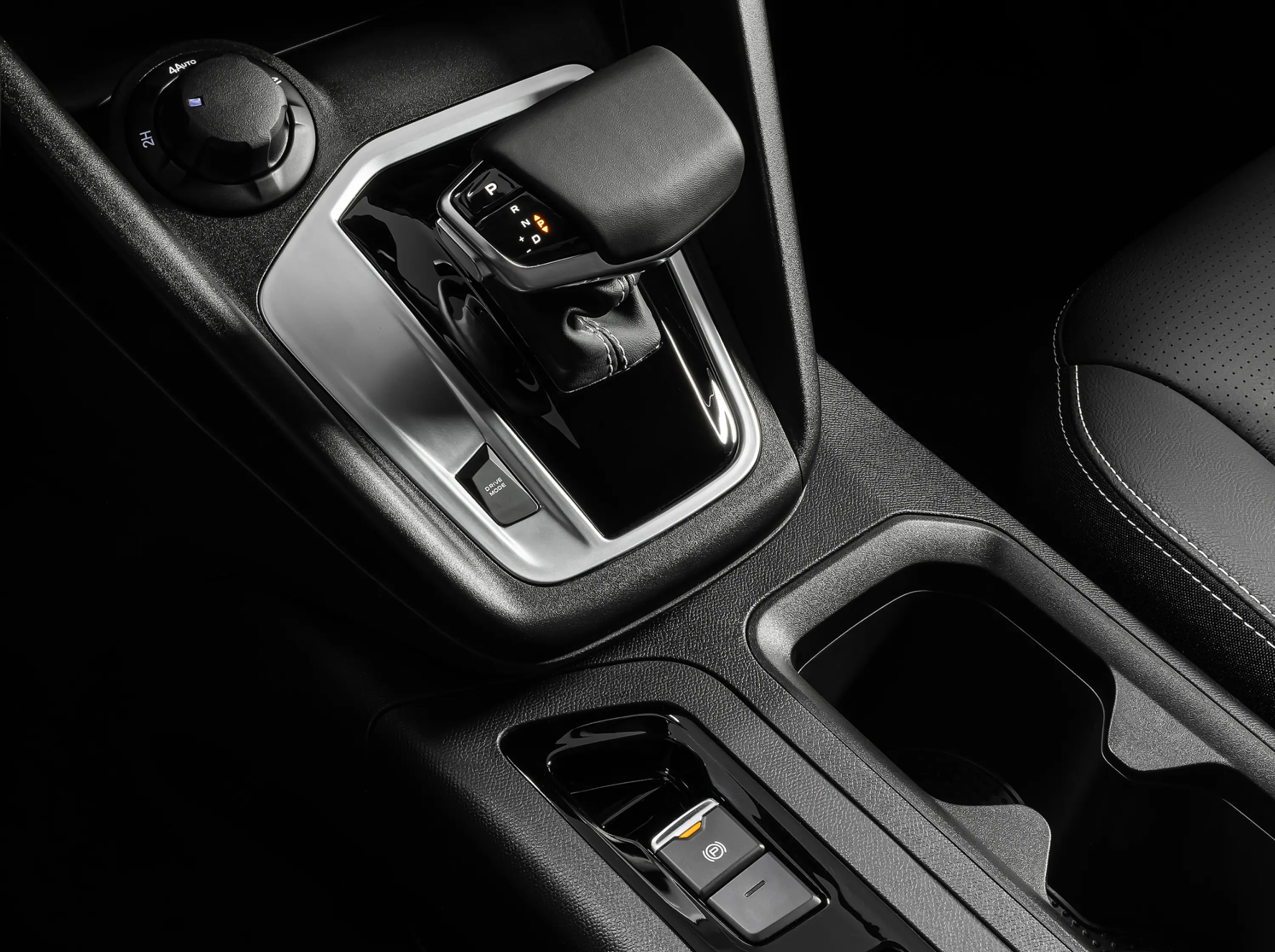 Interior de Fiat Titano com destaque para alavanca do freio de estacionamento eletrônico.