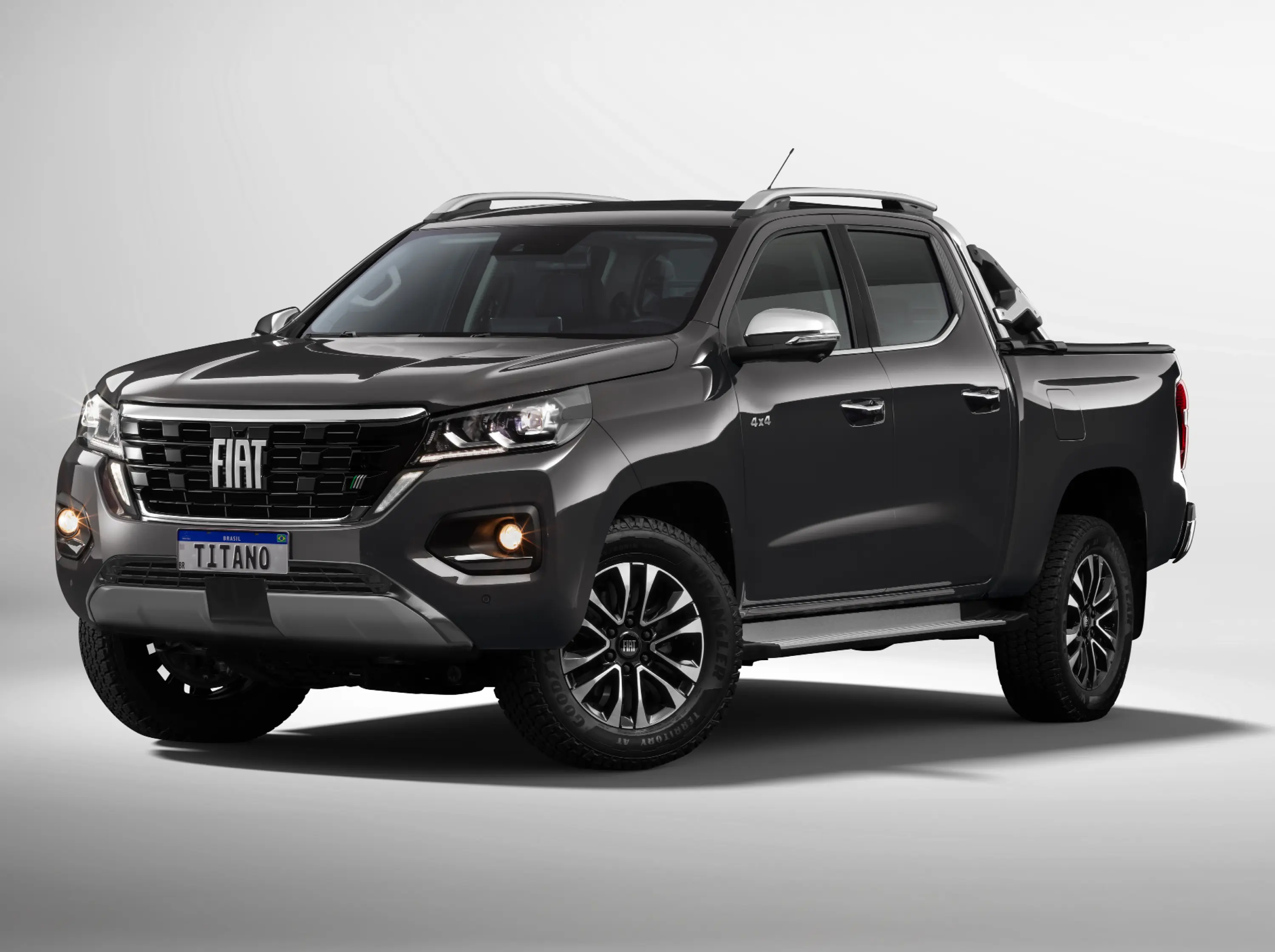 Vista lateral e frontal de Fiat Titano na cor preta em fundo branco.