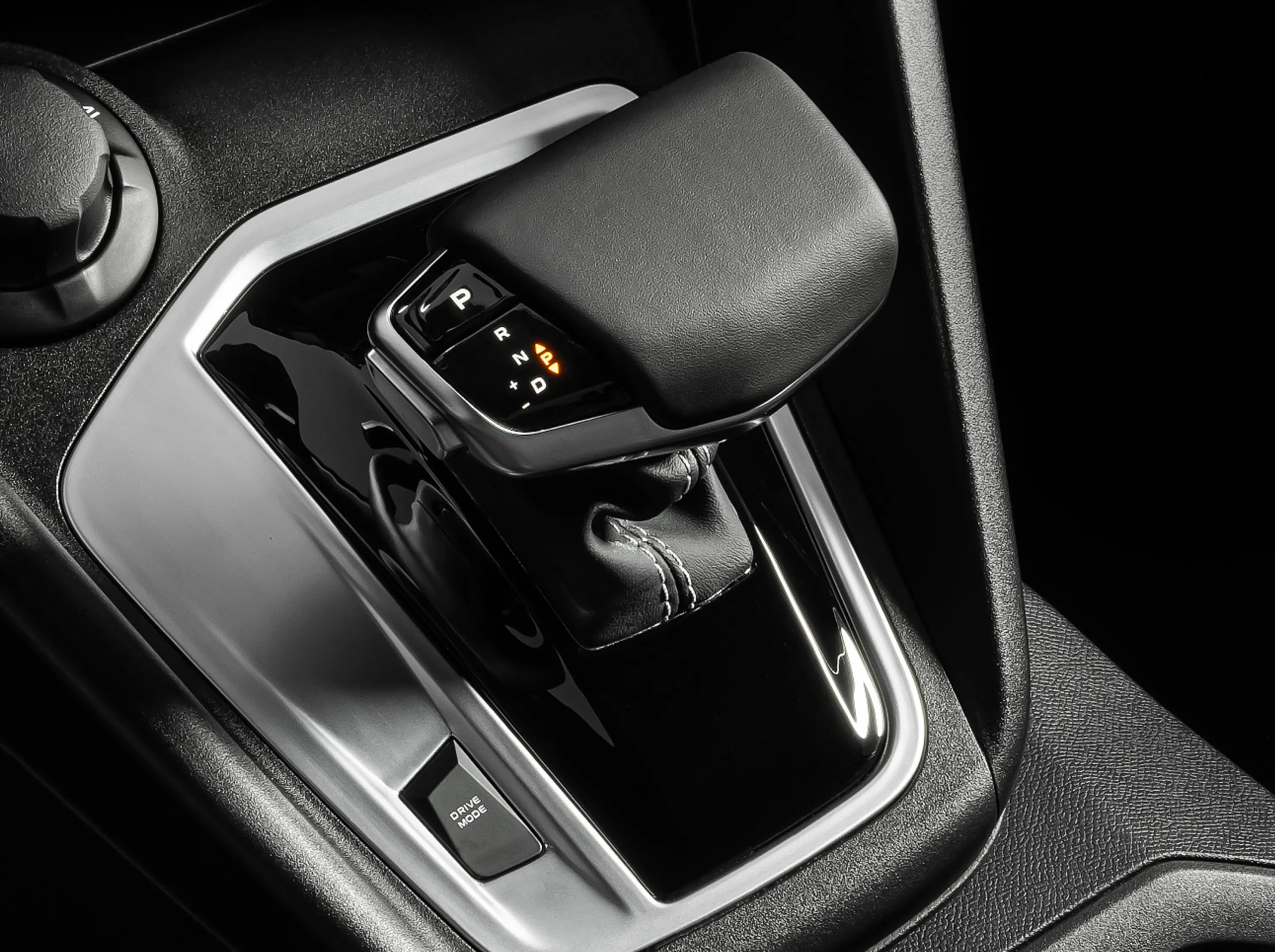 Interior de Fiat Titano com destaque para câmbio automático de 8 velocidades.