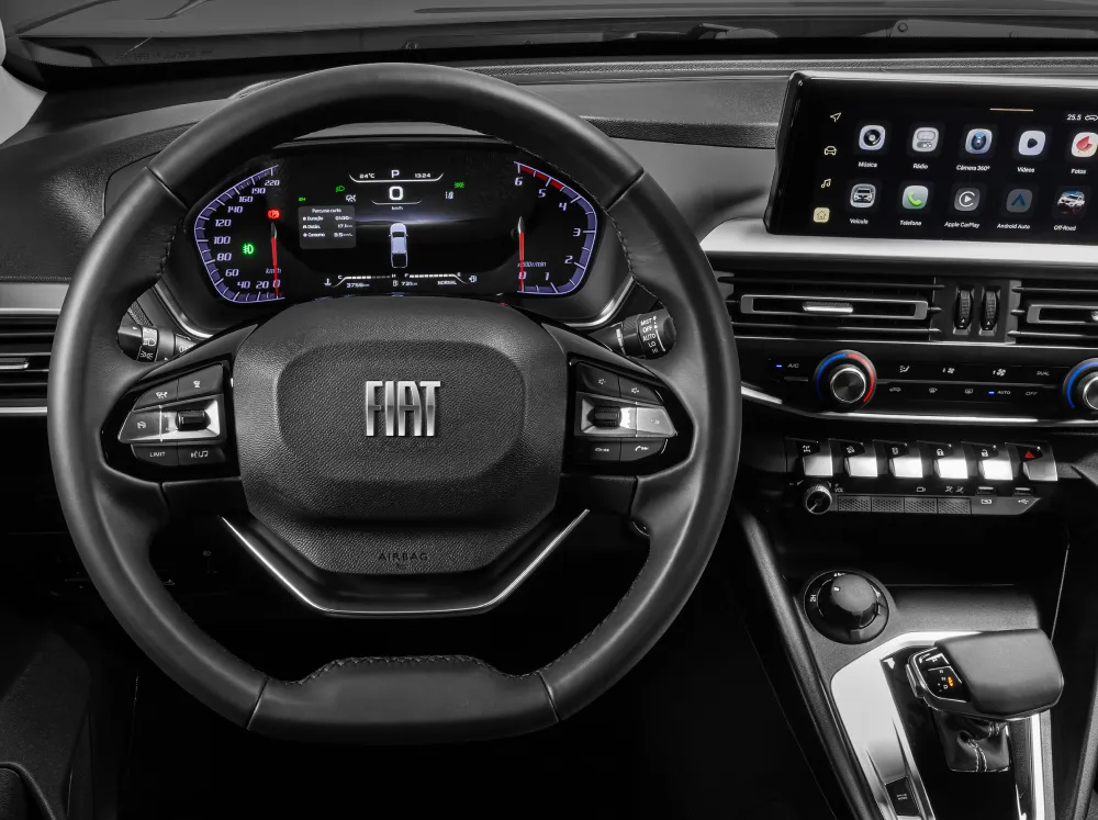 Interior de Fiat Titano com destaque para central multimídia na tela da câmera 360º.