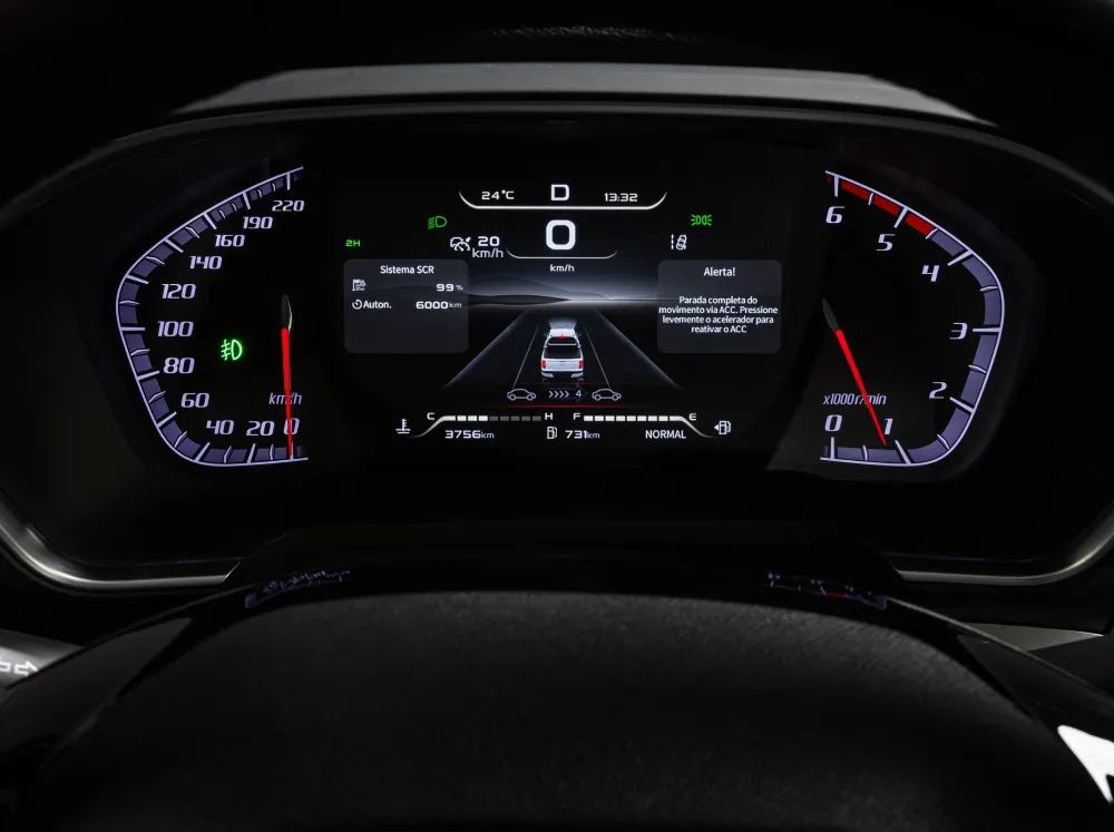 Interior de Fiat Titano com destaque para painel do motorista de 7 polegadas indicando a velocidade do veículo.